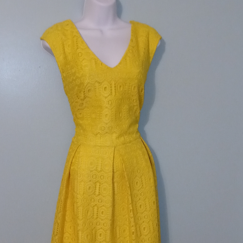 C-5 Liz Claiborne Dress Yellow Sleeveless Size 16 Hidden Zipper in Back